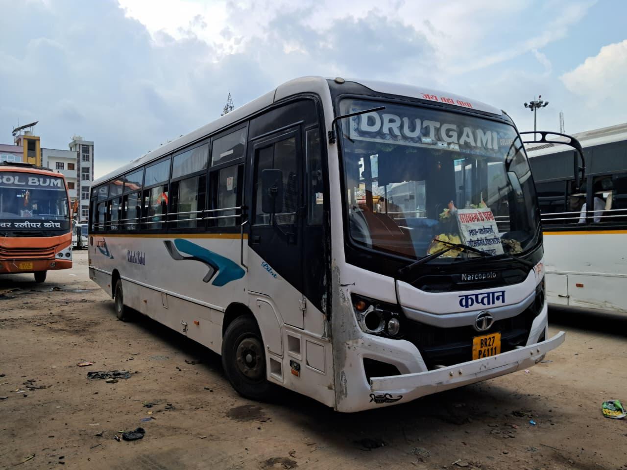 Bus front angled, Pilot branding